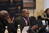 Toesigbesoek aan VS: Mkhize trek streep in die sand, benadruk dringendheid vir ingryping