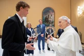 Sinner gee pous Leo XIV ’n raket as geskenk