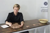Kunstenaar tel boontjies op fees om mense te wys hoeveel ander ly honger