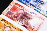 Rand herstel, maar olieprys bly hoog te midde van konflik in Midde-Ooste