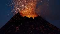 Sicilië sluit lughawe toe vulkane Etna, Stromboli uitbars