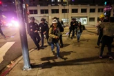 Betogings: Tientalle vas in Los Angeles, oproer in VSA brei uit