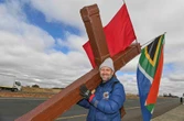 Kaapstad tot Israel: SA’ner pak tog deur Afrika aan met houtkruis