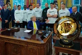 Trump vra Juventus-span oor trans sportlui op ongemaklike Withuis-besoek