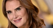 Brooke Shields vier 60ste verjaarsdag in styl op ’n eiland in ’n bikini