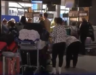 Oupa groet kleinkinders op pad na VSA met hul ‘tassies vol goetertjies’