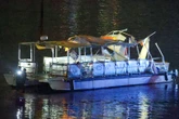 Boot tref veerboot met 45 passasiers en jaag weg