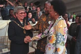 Theresa Solomon sterf op 79: Groot boom van Moederstad val