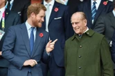 Harry bring hulde aan prins Philip sonder om Charles te oorskadu
