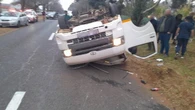 Chaos op M1: Bus ploeg in aankomende verkeer in toe passasier stuurwiel gryp