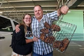 Boer verras sy dogter met ’n tjoppie toe sy uit VSA in Kaapstad aankom