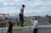 Hy is g’n held, sê polisiehoë wat help keer dat man van brug spring