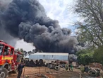 Digte rook hang oor Pretoria nadat buitebandfabriek in ligte laaie opgaan