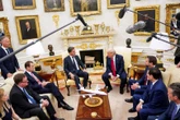 Trump bewapen Oekraïne; gee Rusland 50 dae vir ooreenkoms