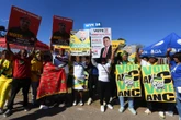 Politieke partye maak stringe beloftes in stryd vir wyk in die Baai