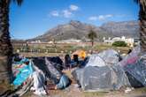 Onwettige besetters by Kasteel het maand tyd om op te pak en te trek