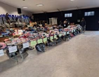 Bloem-behoeftiges glimlag breed oor hul nuwe klere