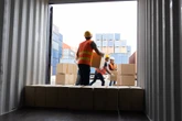 Bestellings van fabrieke daal erg te midde van onsekerheid oor tariewe