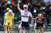Pogacar spog met 100ste beroepsege ná triomf in 4de TDF-skof