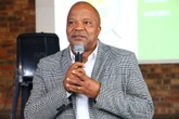 Vrae hang oor burgemeester van Phumelela se motorongeluk