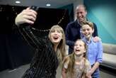 Prins William en kinders neem selfie saam met Taylor Swift