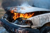 Polisieman skiet vrou dood, toe steek gemeenskap hom aan brand
