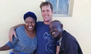 Op Facebook: ‘Hoe kan ek help?’ En toe vat Marius en Mthunzi hande