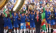 Trump uitgejou, staan tussen spelers toe Chelsea titel vier