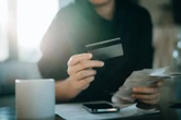 Onder druk, nie roekeloos: Jonges meer verantwoordelik met geld as wat mens dink