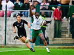 Bok-vroue druk 7 drieë om Kiwi-span in Moederstad te sink