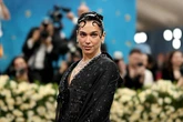 Dua Lipa, ander bekendes eis staking van Britse wapenverkope aan Israel
