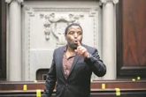 Op sy tyd steek hy parlement aan brand