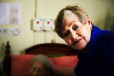 Seun eis antwoorde: Wie sit vreemde tande in ouma Tossie (104) se mond?