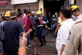 17 dood, talle beseer toe gebou in Indië brand