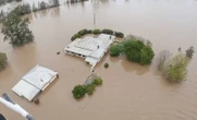 Drie dood, meer as 50 000 gestrand ná vloede in ooste van Australië