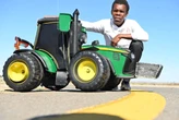 Bielie van ’n John Deere-trekker van draad en afvalmateriaal in VS gebou