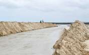 Verligting kom vir Paradysstrand waar rivier oor brug spoel