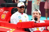 Sarkastiese Hamilton sê Ferrari moet ’n teepouse vat