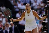 Sabalenka oorleef Duitse aanslag, deur tot halfeind