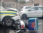 Bellville: Motorfiets-afleweraar sterf toe hy onder polisievoertuig beland