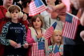Louise Karsten: Verdwaas op ’n lughawe met ’n Amerikaanse vlag