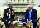Kalm Ramaphosa ‘ontlont lokval wat Trump vir hom stel’