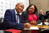 Gwarube, Mchunu onderteken nuwe plan om geweld in skole te beveg