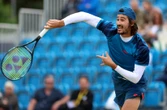 Harris wen grasbaantoernooi buite Londen
