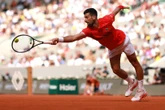 Djokovic met sy 100ste wedstrydsege in Franse Ope deur na kwarteind