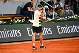 Alcaraz strompel, maar klop Dzumhur en haal 4de ronde