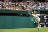 Novak byna foutloos in Wimbledon-stryd teen Brit