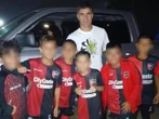 Klub skors 9-jarige spelers oor foto saam met held van teenstanders
