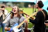 Sanger terug op die lug ná musiekbase sy stem uitvee