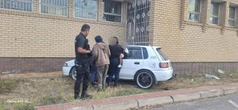 Boewe kaap voertuig met tweejarige op agtersitplek